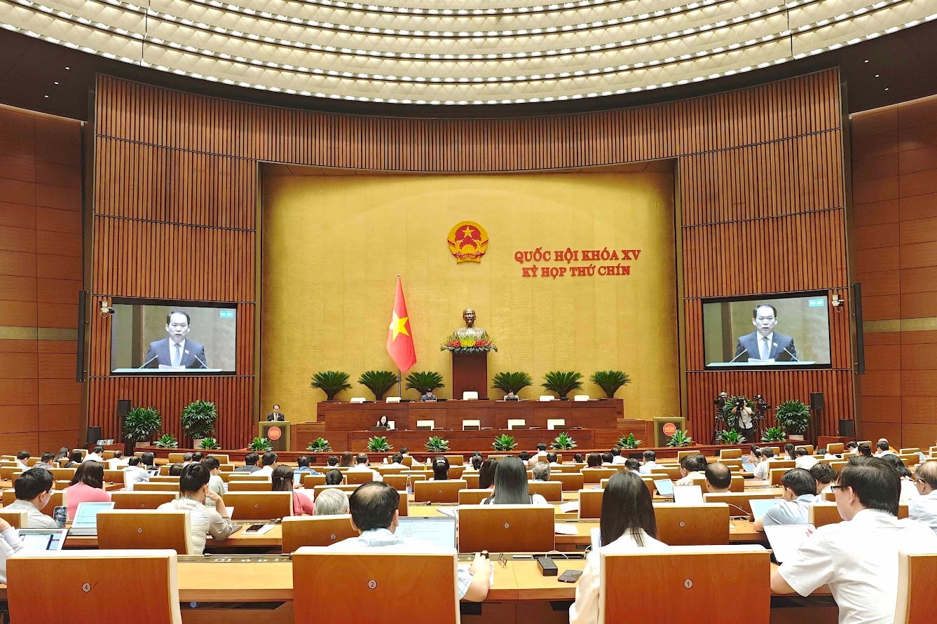 Toàn cảnh (Chủ nhiệm UB Pháp luật và Tư pháp)