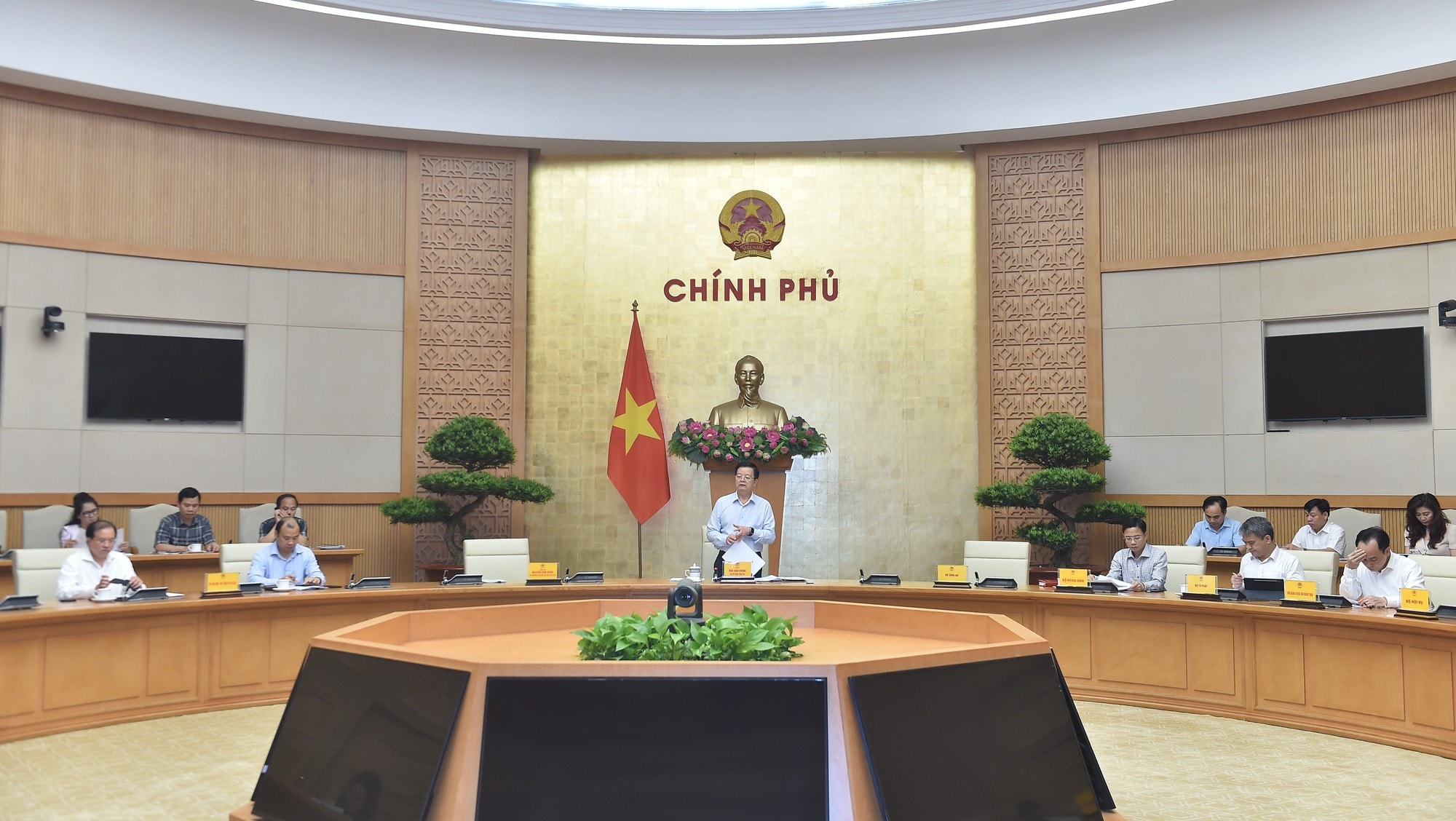 toan-canh-phien-hop-anh-chu-17477359029031650678379.jpg