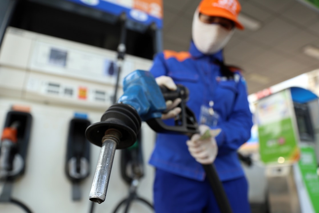 Giá xăng dầu hôm nay 23/5/2025: Giá xăng giảm, dầu tăng do biến động từ OPEC+