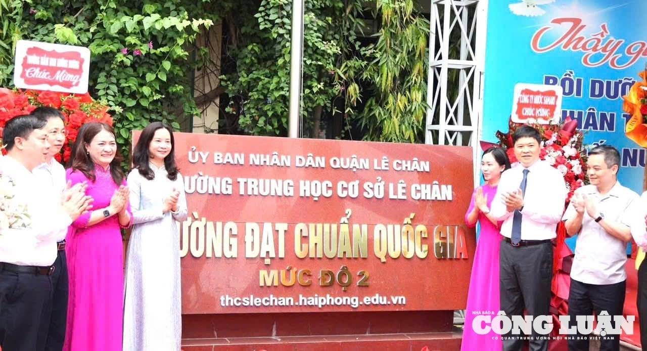 Các đại biểu thực hiện nghi thức gắn biển công nhận Trường đạt chuẩn quốc gia mức độ 2
