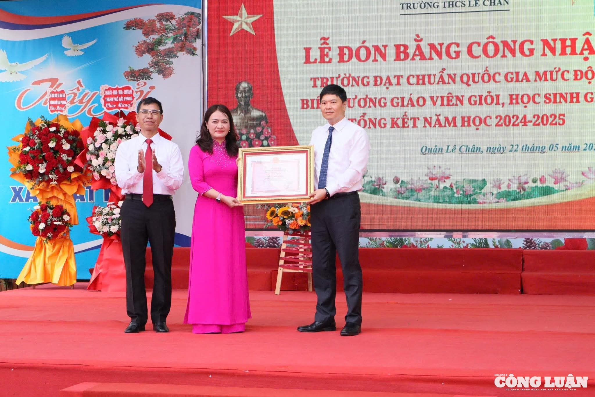 Ông Hoàng Minh Cường - Phó Chủ tịch UBND TP Hải Phòng trao bằng công nhận Trường chuẩn quốc gia mức độ 2 cho đại diện Trường THCS Lê Chân