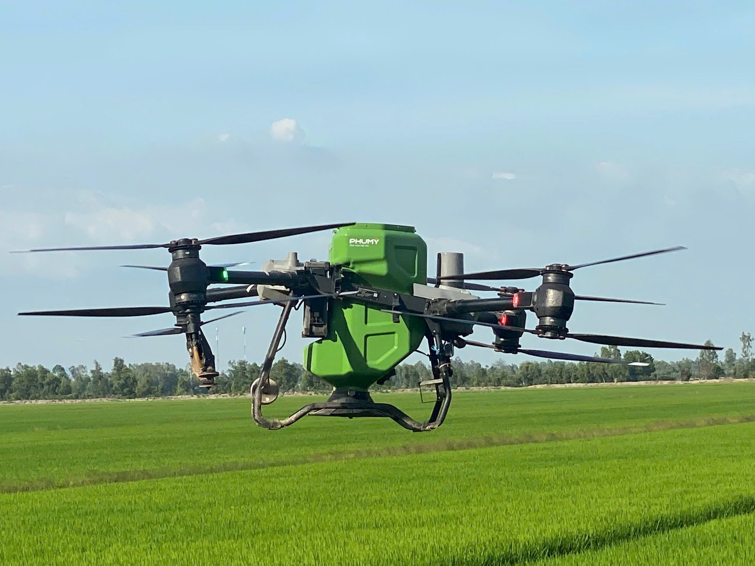 Phú Mỹ tích cực triển khai các giải pháp công nghệ mới như ứng dụng drone trong nông nghiệp