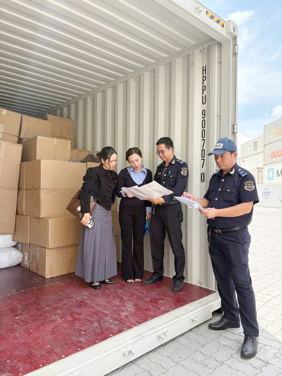Lực lượng Hải quan tiến hành kiểm tra các lô hàng nghi vấn