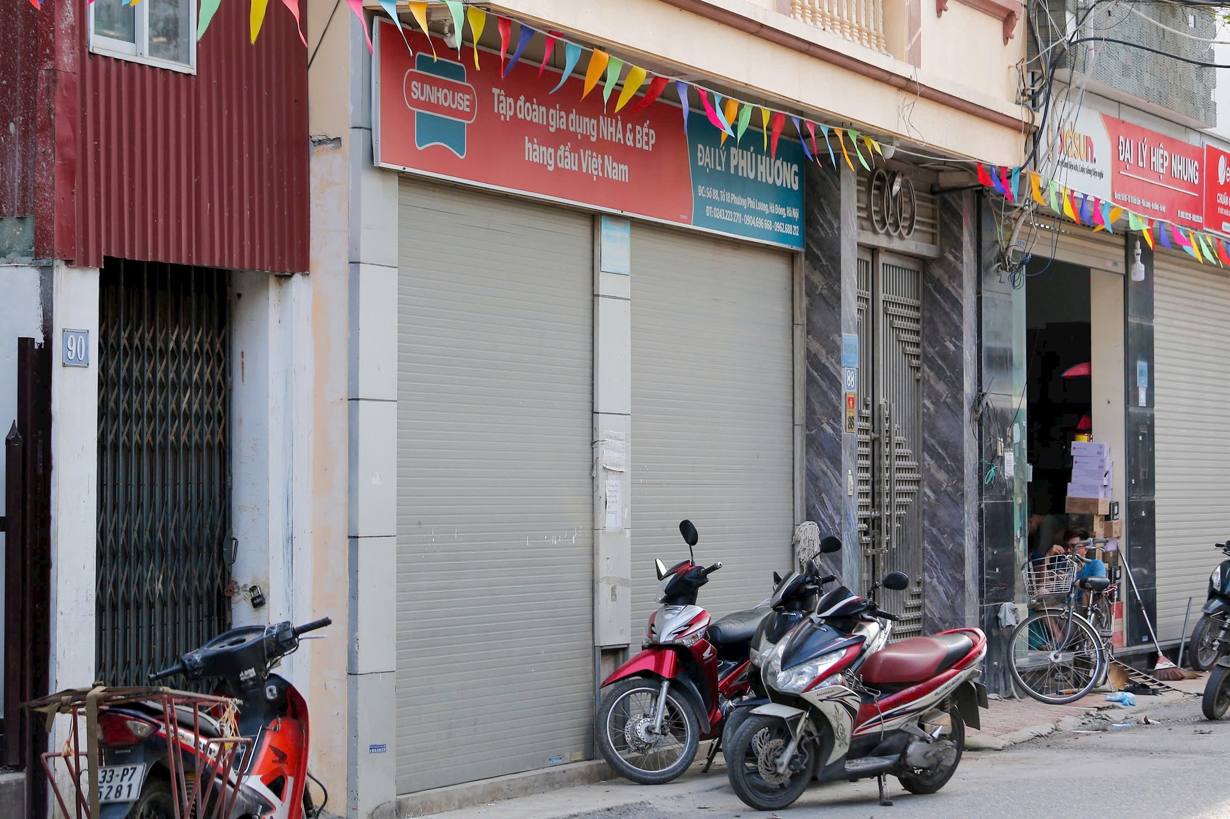 Mới đây, Thủ tướng Phạm Minh Chính chỉ đạo thành lập tổ công tác đặc biệt và mở đợt tấn công cao điểm đấu tranh, truy quét, ngăn chặn, đẩy lùi buôn lậu, gian lận thương mại, sản xuất, lưu thông hàng giả, hàng nhái, hàng không rõ xuất xứ, vi phạm bản quyền... trong thời gian từ ngày 15/5-15/6