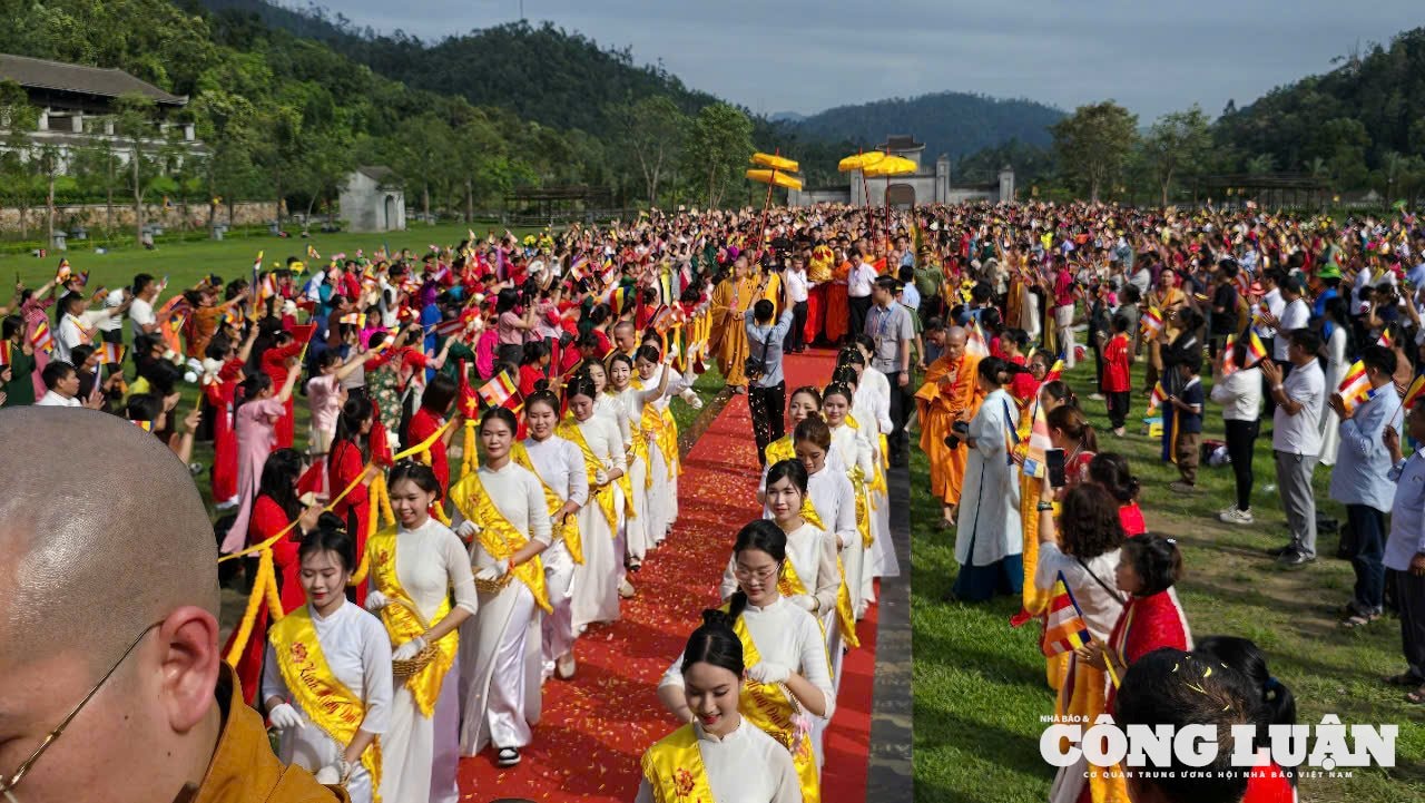 Các tăng ni, phật tử, người dân và du khách nghinh đón xá lợi Đức Phật tại Cung Trúc Lâm Yê