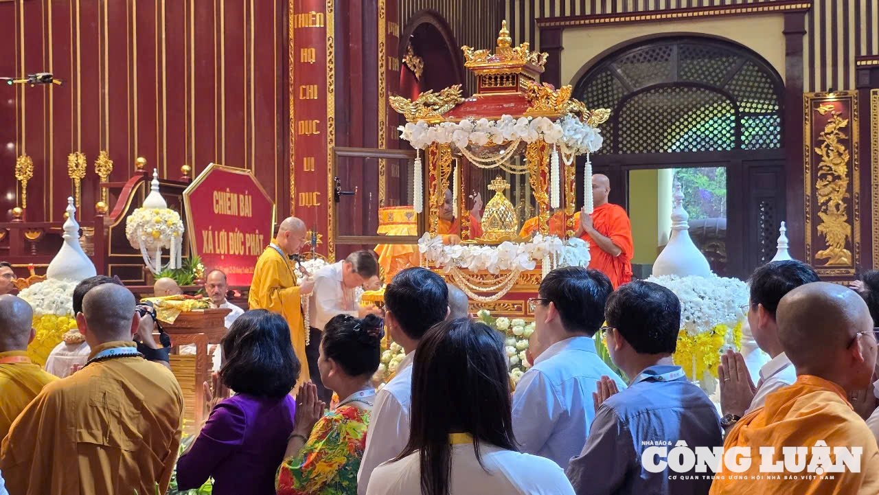 Anh-6- cung-ruoc-xa-loi-phat-ve-yen-tu