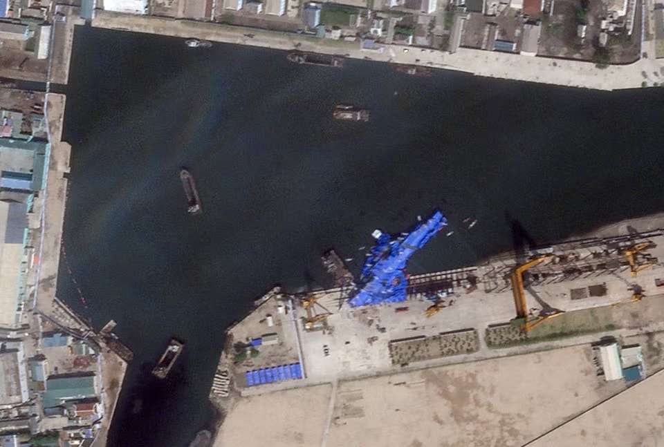 Hình ảnh vệ tinh ngày 22/5 cho thấy chiến hạm nằm chéo so với cảng. Ảnh: Planet Labs PBC