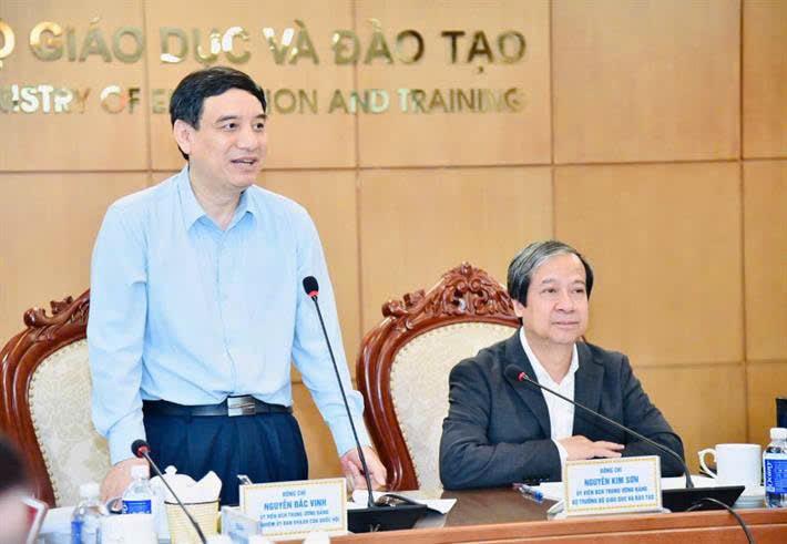 Chủ nhiệm Ủy ban VHXH Nguyễn Đắc Vinh phát biểu tại phiên họp (Ảnh: Bộ GD&ĐT).