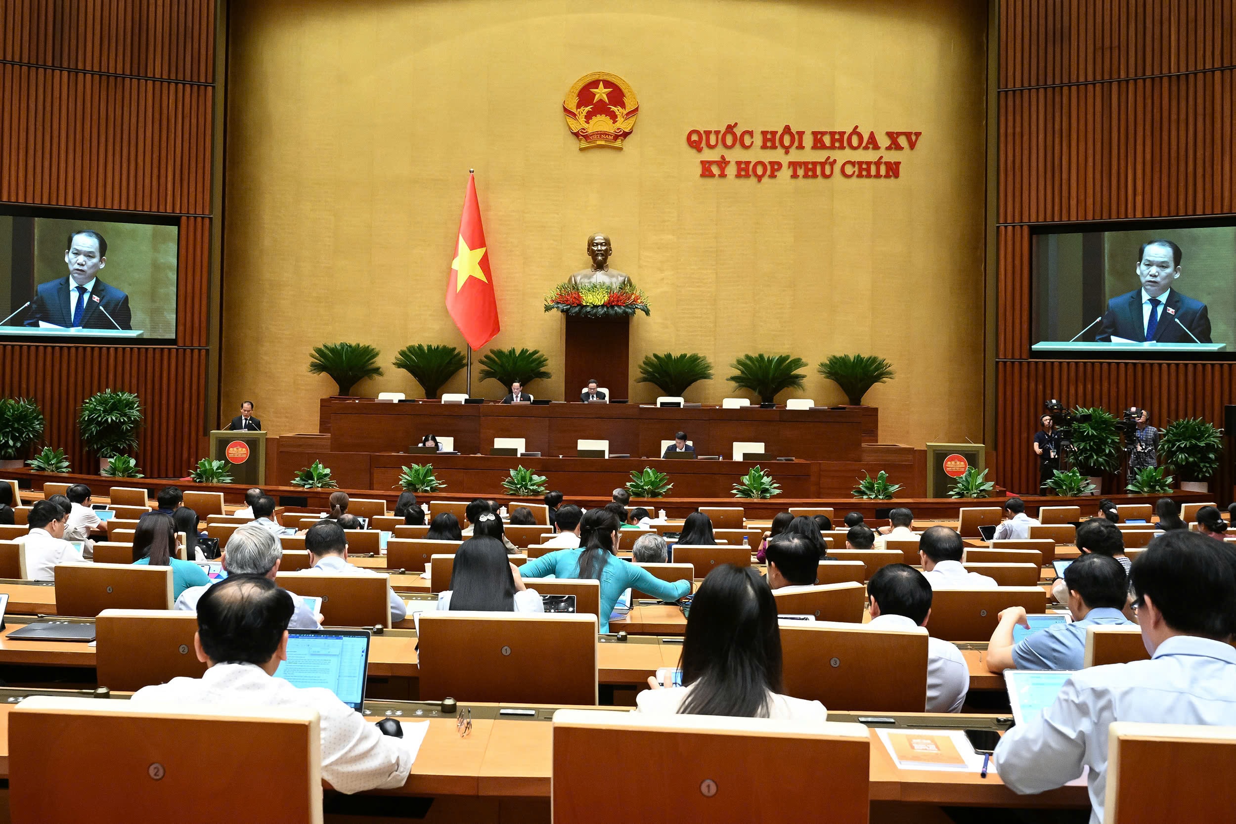 Phiên họp ngày 24/5, Quốc hội nghe Chủ nhiệm Ủy ban Pháp luật và Tư pháp Hoàng Thanh Tùng trình bày Báo cáo thẩm tra về dự án Luật Dẫn độ