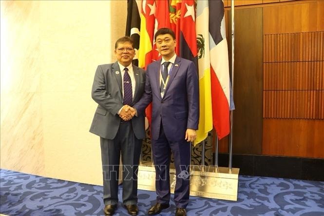 Chủ tịch Hạ viện Malaysia Johari bin Abdul (bên trái) và Phó Chủ tịch Quốc hội Vũ Hồng Thanh.