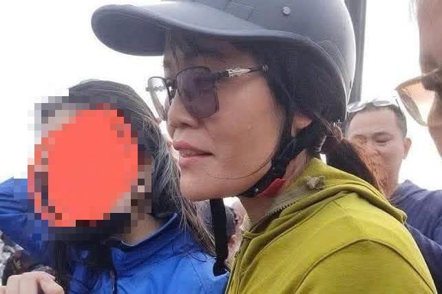 Cô giáo Mai cùng nữ sinh khi được cứu lên bờ.