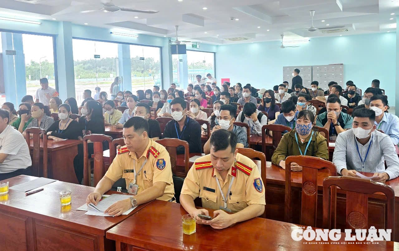 anh-3-ky-sat-hach-lai-xe-truong-cao-dang-tkv.jpg