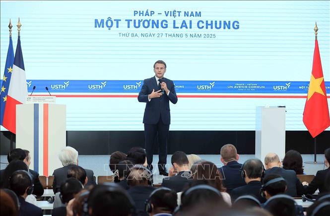 Trong buổi trò chuyện cùng sinh viên Việt Nam, Tổng thống Pháp Emmanuel Macron bày tỏ muốn hợp tác với Việt Nam trong lĩnh vực trí tuệ nhân tạo - Ảnh: TTXVN