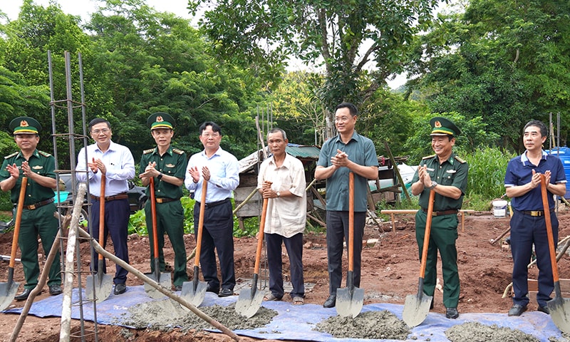 images814254__o__ng_chi__bi__thu__ti_nh_u_y_le__ngo_c_quang_va__ca_c__a_i_bie__u_thu__c_hie__n_nghi_le___kho__i_co_ng_.jpg