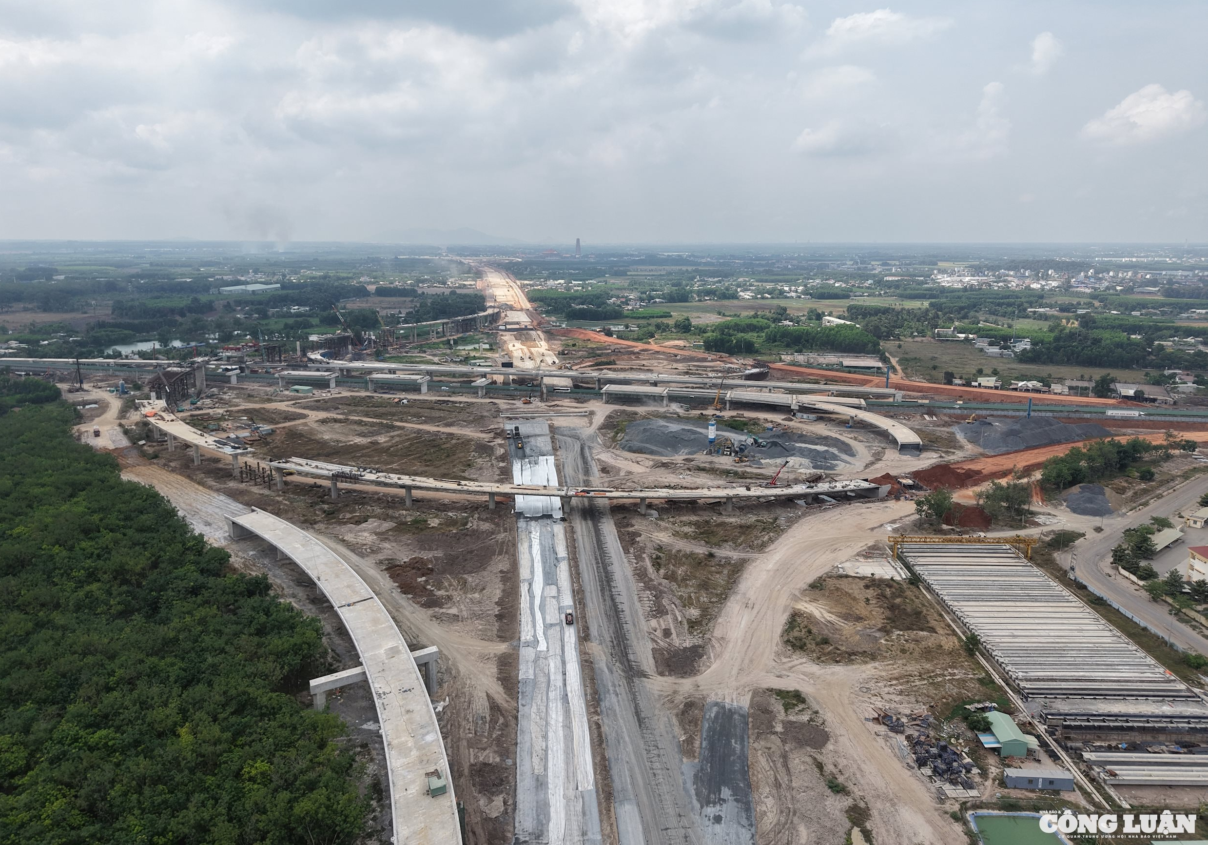 Ảnh 1.Hàng loạt dự án hạ tầng giao thông trọng điểm khu vực phía Nam đang được triển khai sẽ tạo động lực phát triển mạnh mẽ.