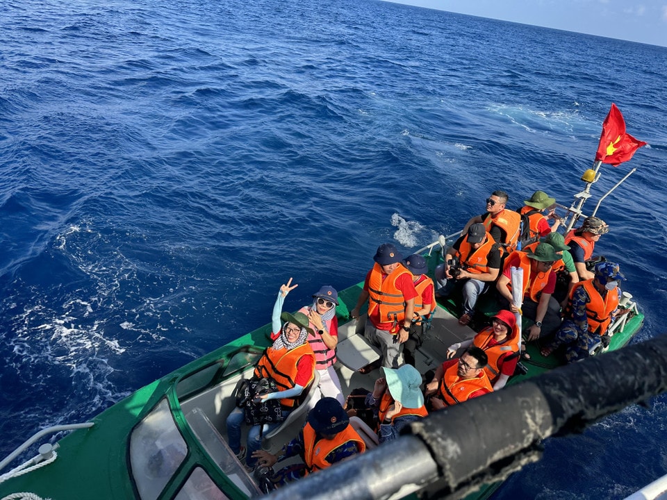 Các phóng viên vượt ngàn hải lý đến với Trường Sa với tinh thần thi đua sôi nổi trong hoạt động nghề nghiệp. Ảnh Cao Thuỳ Giang