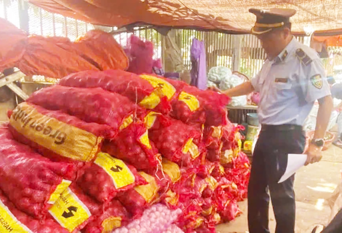 Lực lượng quản lý thị trường phát hiện tỏi không có hoá đơn, nguồn gốc, xuất xứ