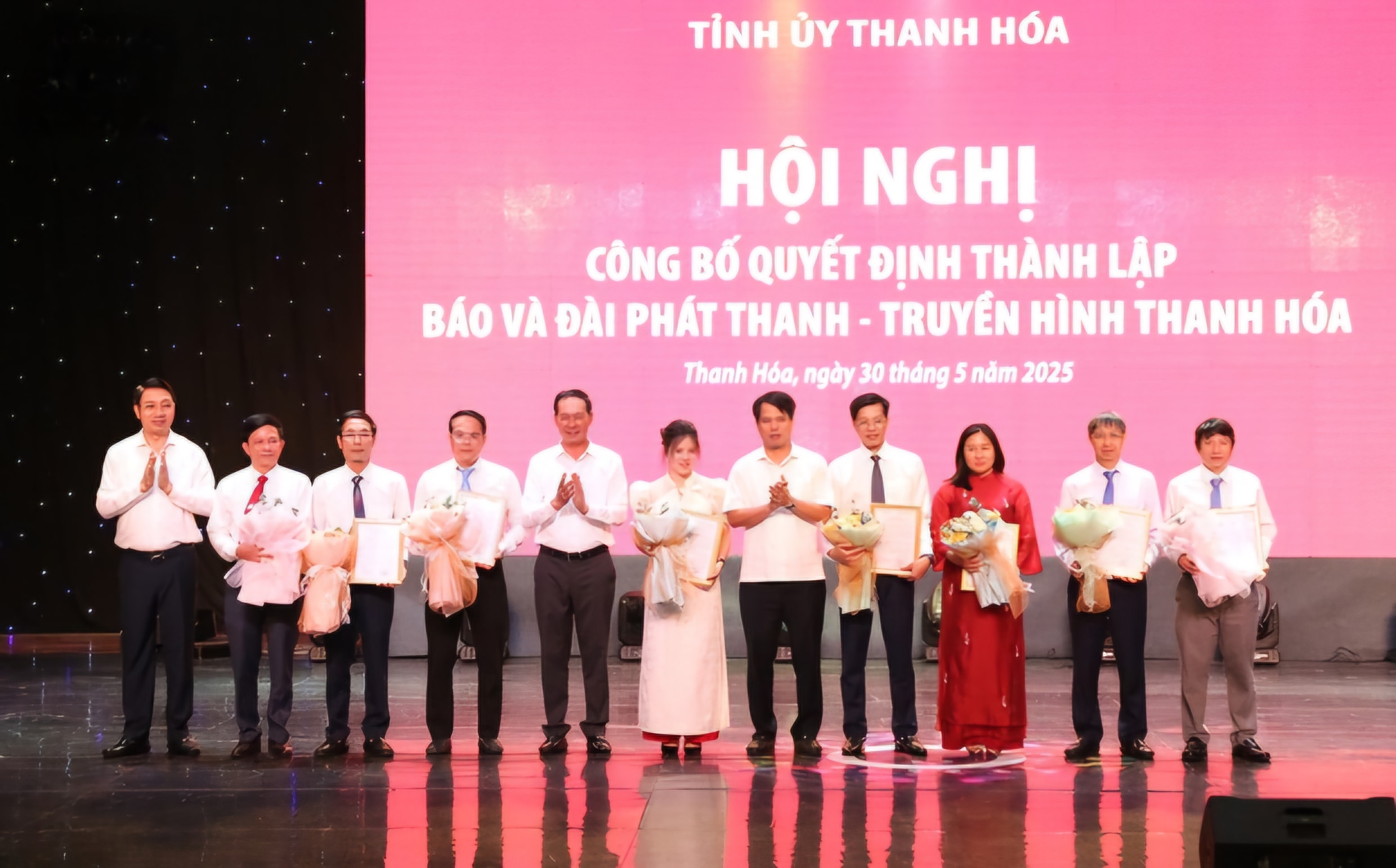 Lãnh đạo tỉnh Thanh Hóa tặng hoa chúc mừng tập thể Ban biên tập mới