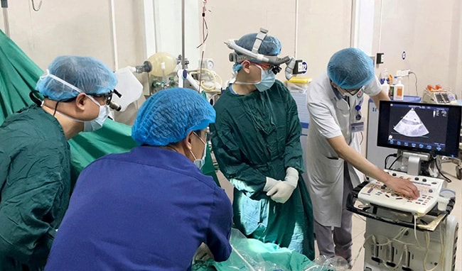Các bác sĩ thực hiện các biện pháp cấp cứu và đặt ECMO cho bệnh nhi tại bệnh viện địa phương (Ảnh: Bác sĩ cung cấp)