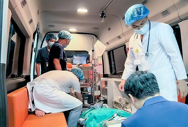 Sau khi đặt ECMO, bệnh nhi được vận chuyển về Bệnh viện Nhi Trung ương ngay trong đêm (Ảnh: Bác sĩ cung cấp).