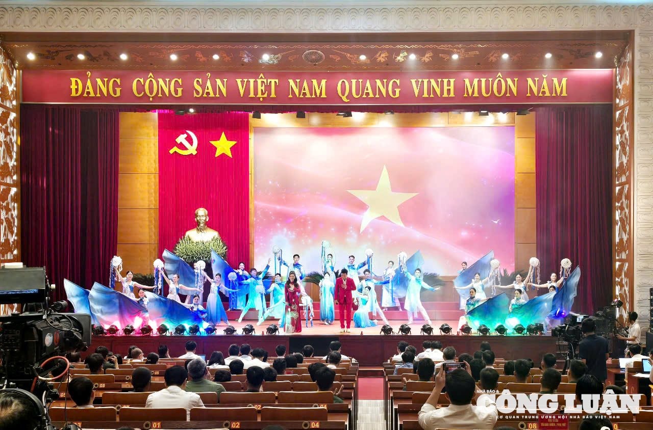 anh-4-hoc-tap-lam-theo-loi-bac(2).jpg