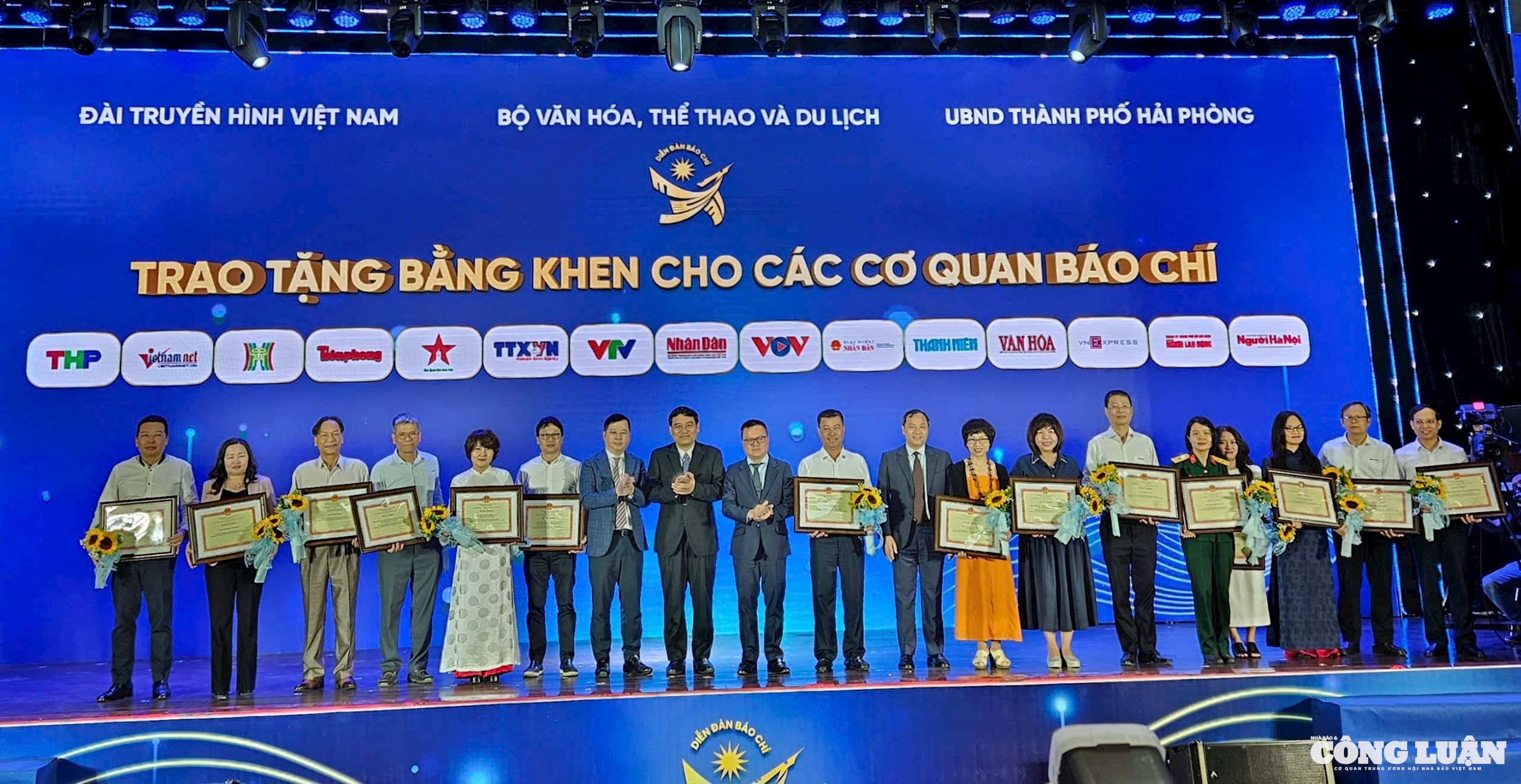Tặng bằng khen