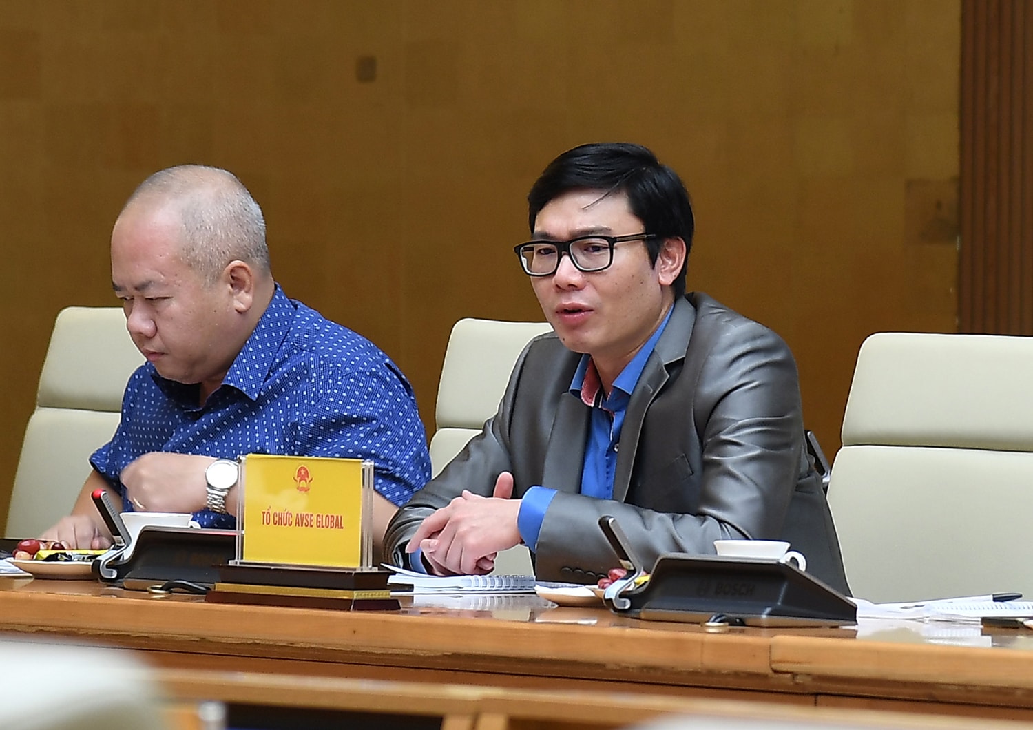 giao-su-nguyen-duc-khuong-ben-phai-17487819635021035655125.jpg