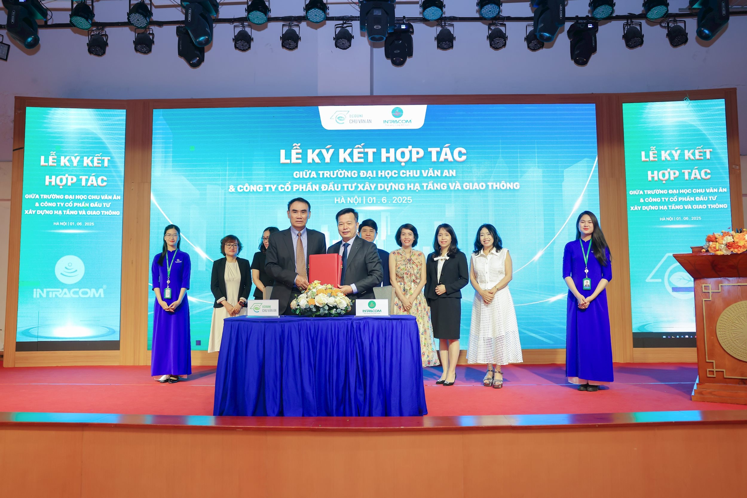 Hai bên chụp ảnh lưu niệm trong buổi lễ.