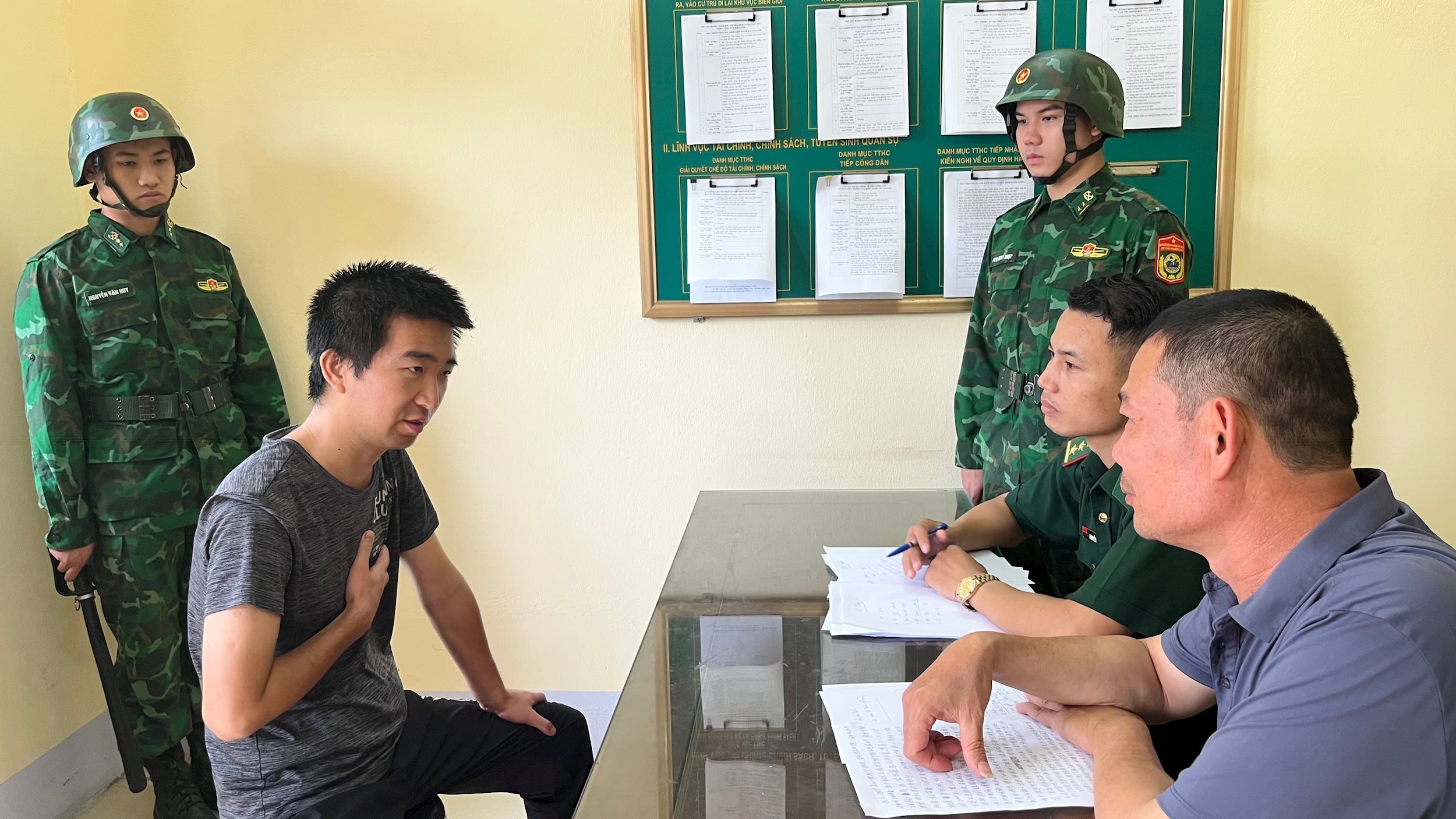 doi-tuongj-bach-dung-lam-viec-voi-co-quan-dieu-tra.jpg