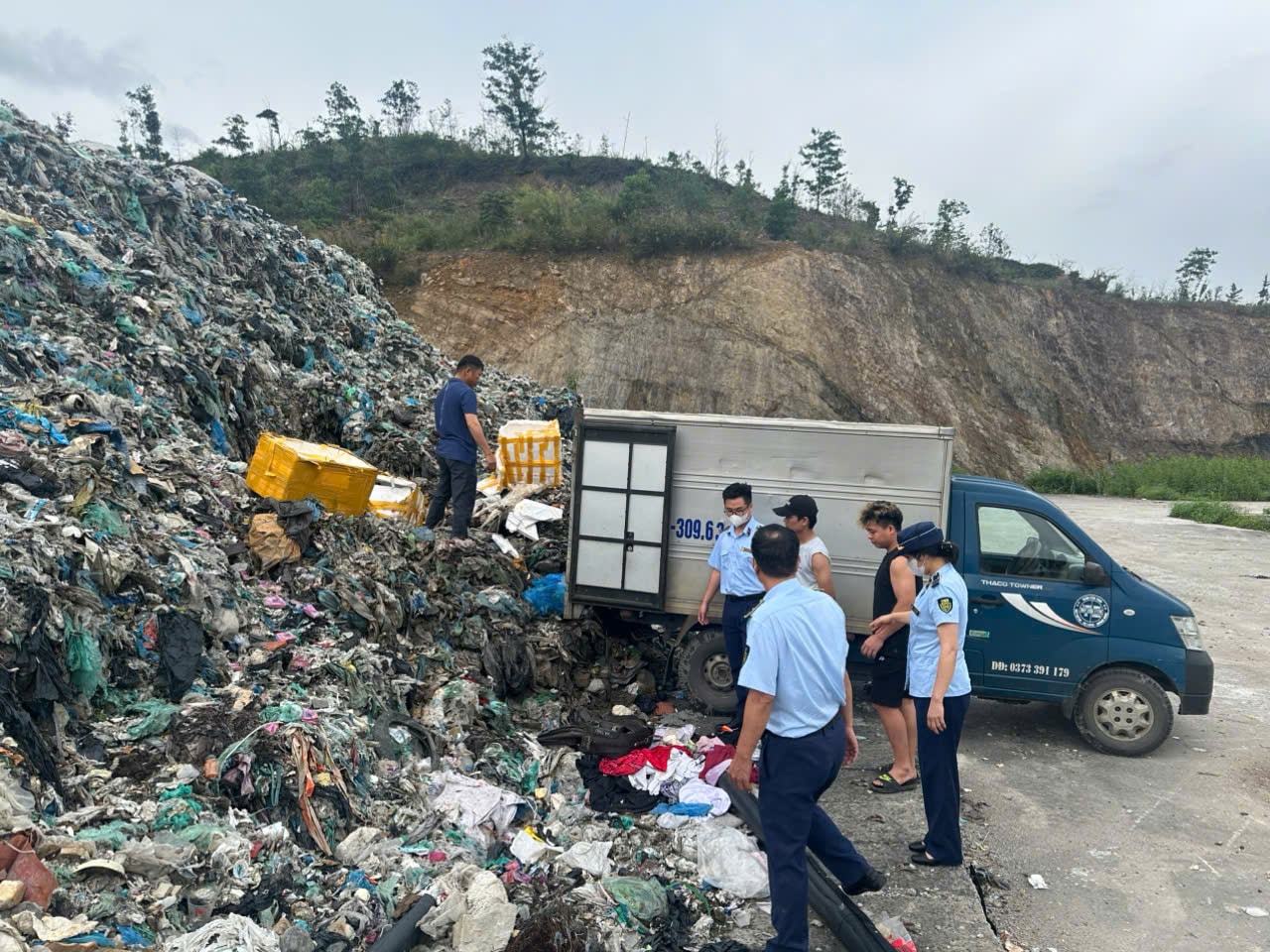 Tiêu hủy hơn 2 tấn thực phẩm