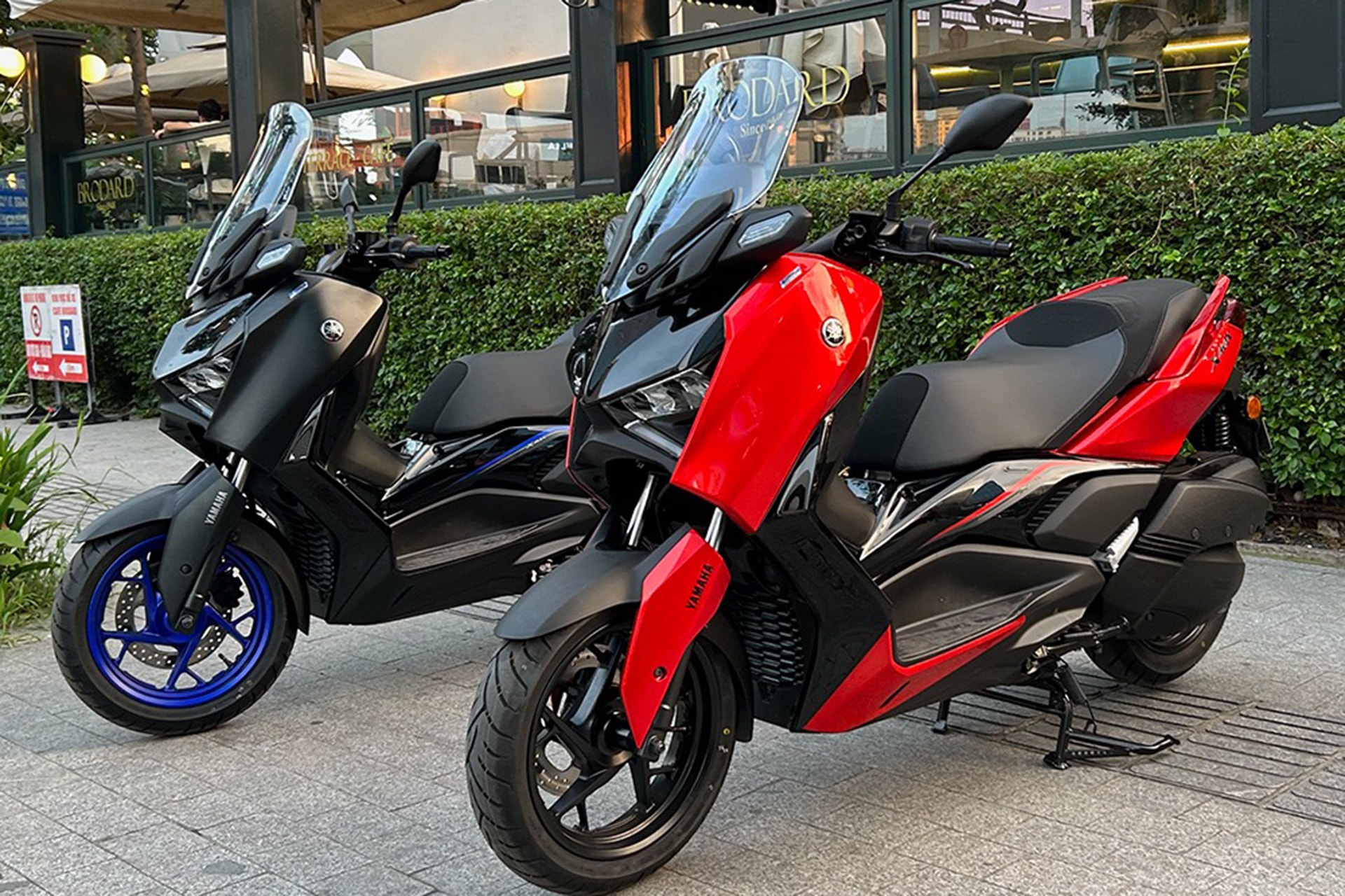 Yamaha Xmax 300 sở hữu thiết kế cơ bắp, kiểu dáng phù hợp với nhiều kiểu di chuyển khác nhau - Ảnh: Việt Hưng