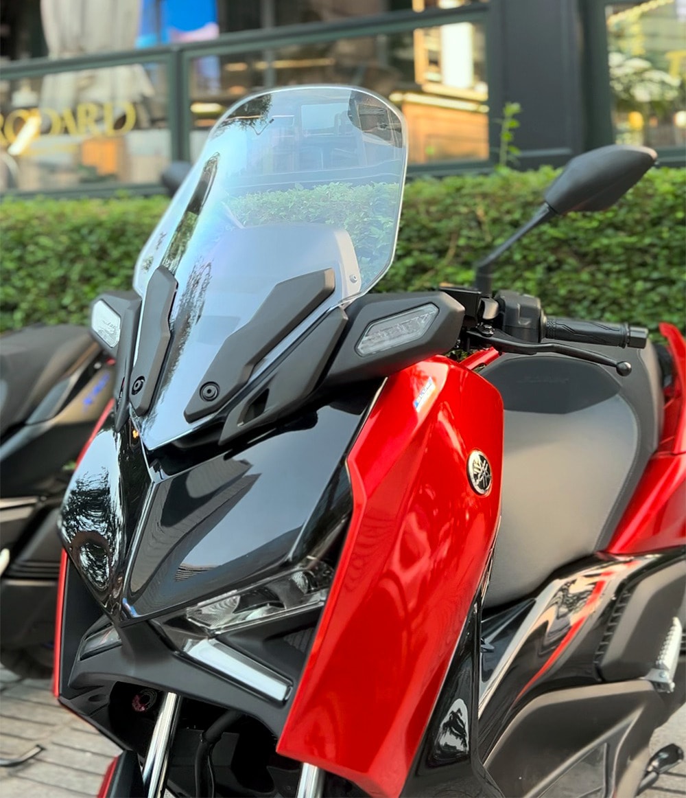 Phần đầu xe Yamaha Xmax 300 thiết kế hầm hỗ - Ảnh: Việt Hưng