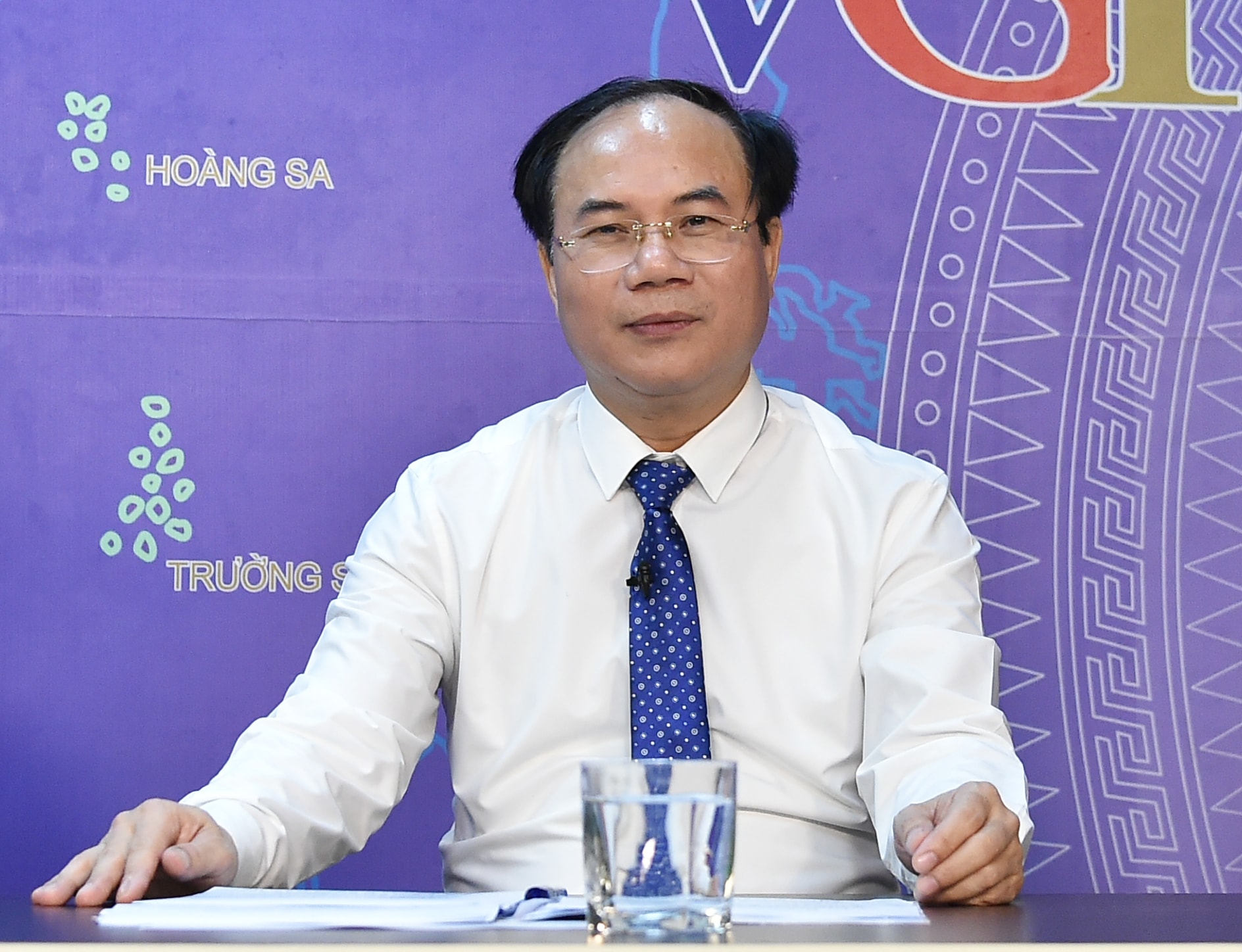 Thứ trưởng Bộ Xây dựng Nguyễn Văn Sinh phân tích ý nghĩa và những nét nổi bật của Nghị quyết 201/2025/QH15 về thí điểm một số cơ chế chính sách đặc thù phát triển nhà ở xã hội - Ảnh: VGP