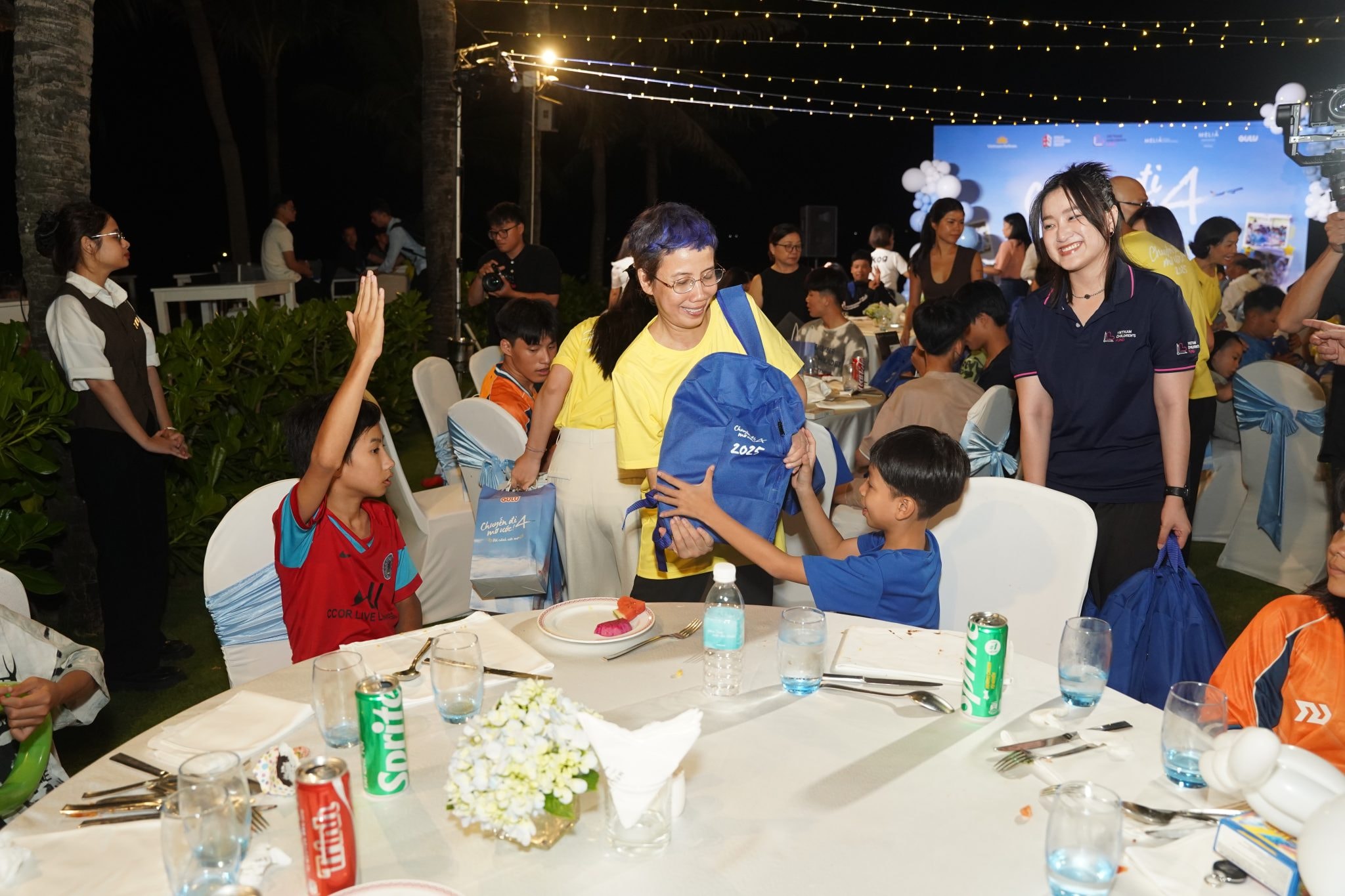Bà Trần Mai Anh - Trưởng phòng Truyền thông, Ban Truyền thông Vietnam Airlines trao tặng quà cho các em nhỏ có hoàn cảnh khó khăn