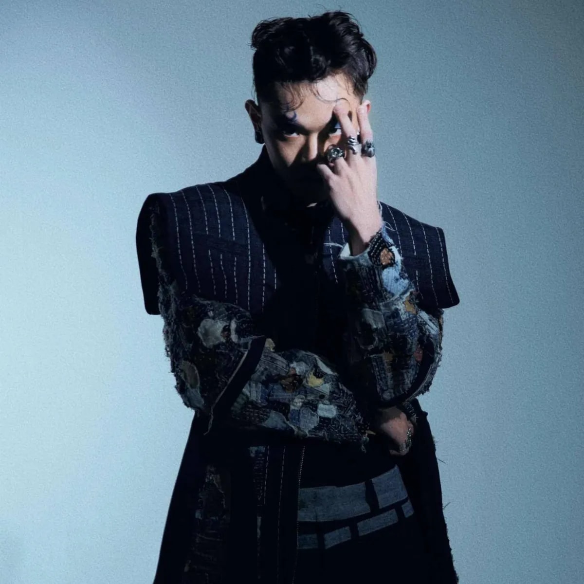 Nón vàng Rap Việt tung album đầu tay, trở lại đường đua âm nhạc - Ảnh 1. Nón vàng Rap Việt tung album đầu tay, trở lại đường đua âm nhạc - Ảnh 1.
