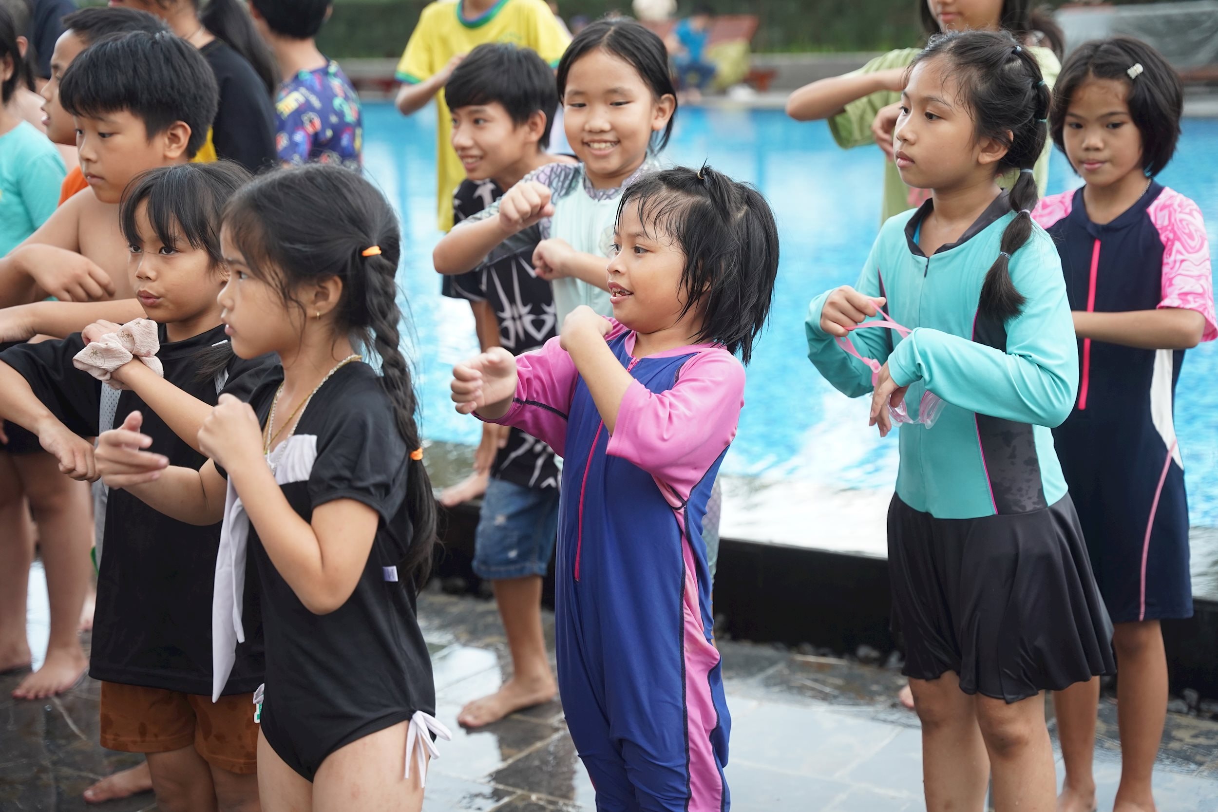 Không khí sôi động tại khu vực hồ bơi với những trò chơi vận động dưới nước dành cho các em