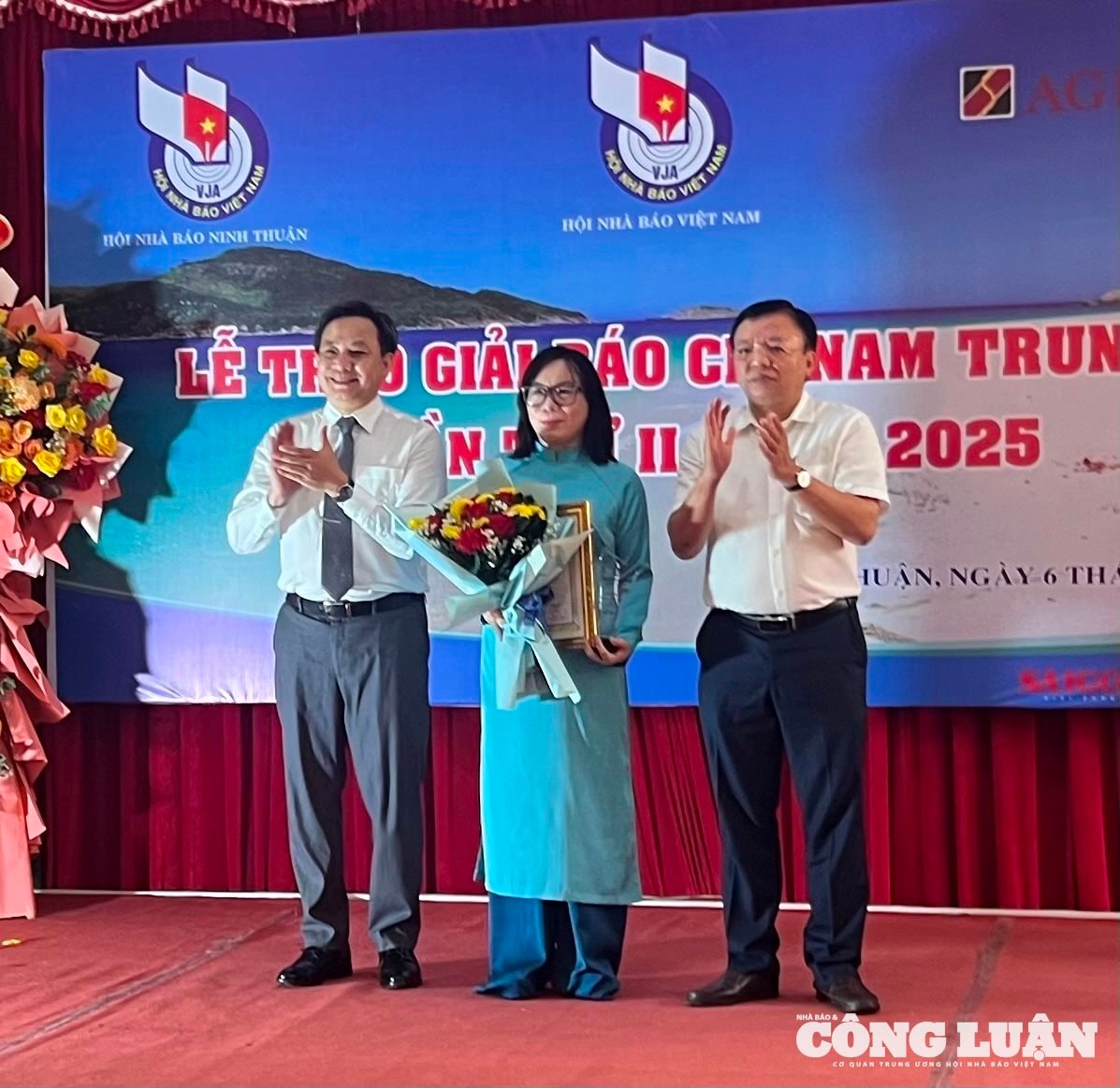 Nhà báo Nguyễn Thị Thanh Thuận báo Quảng Ngãi đại diện nhóm tác giải giải nhất thể loại báo in- báo điện tử