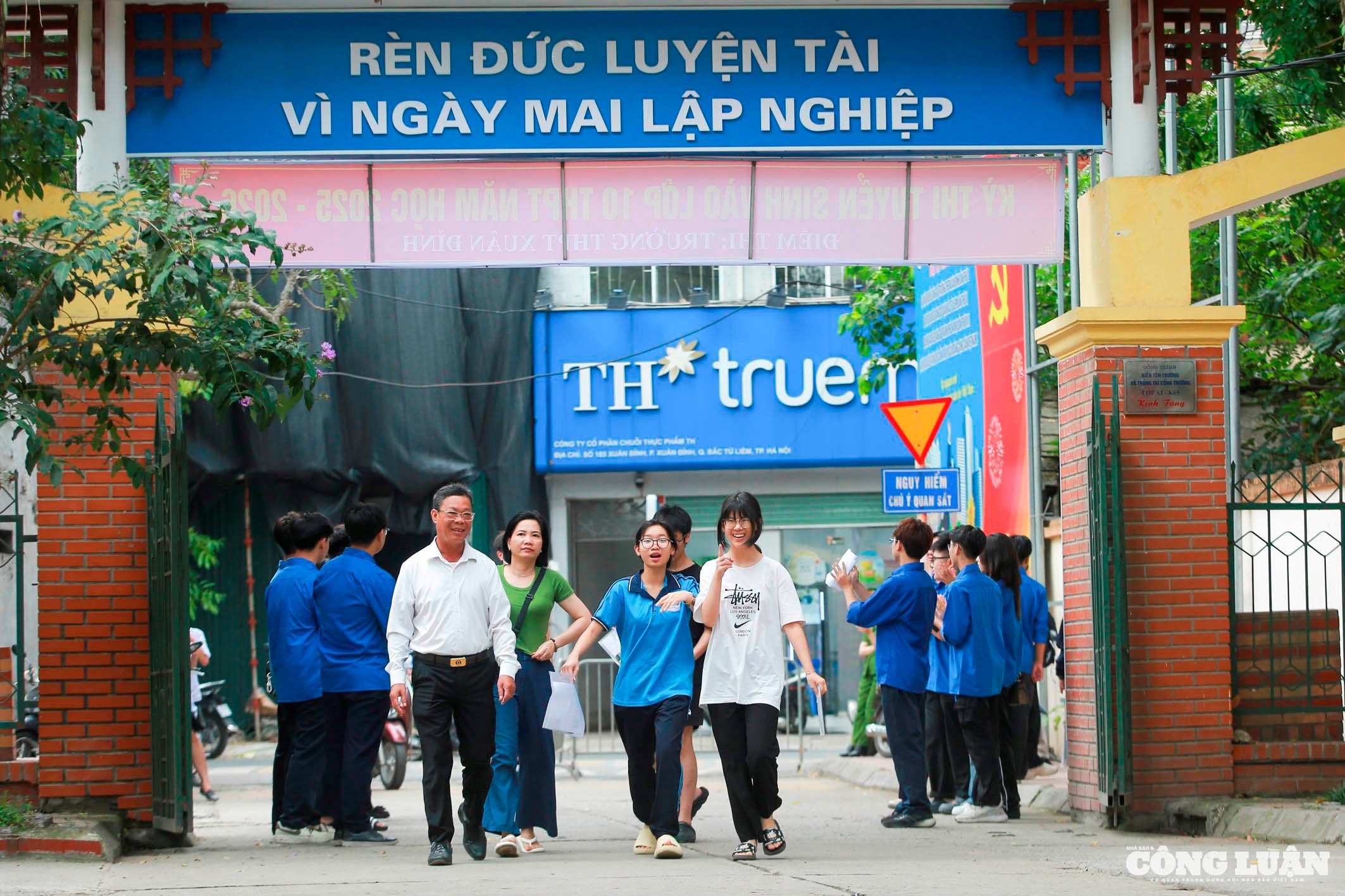 Các thí sinh đến điểm thi khá sớm, chuẩn bị tâm thế sẵn sàng cho kỳ thi.