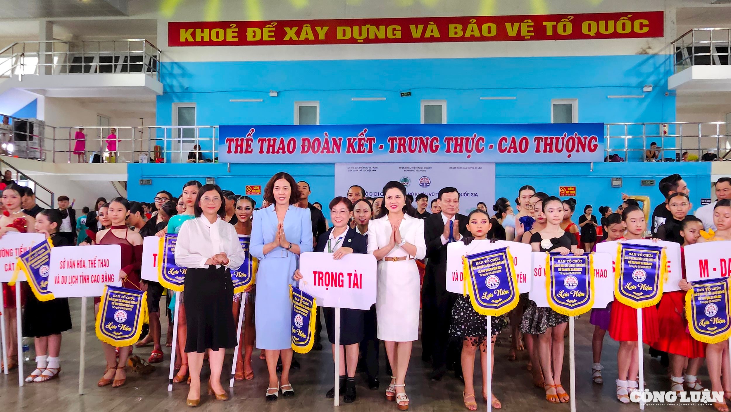 Ban Tổ chức trao cờ lưu niệm cho các vận động viên khiêu vũ