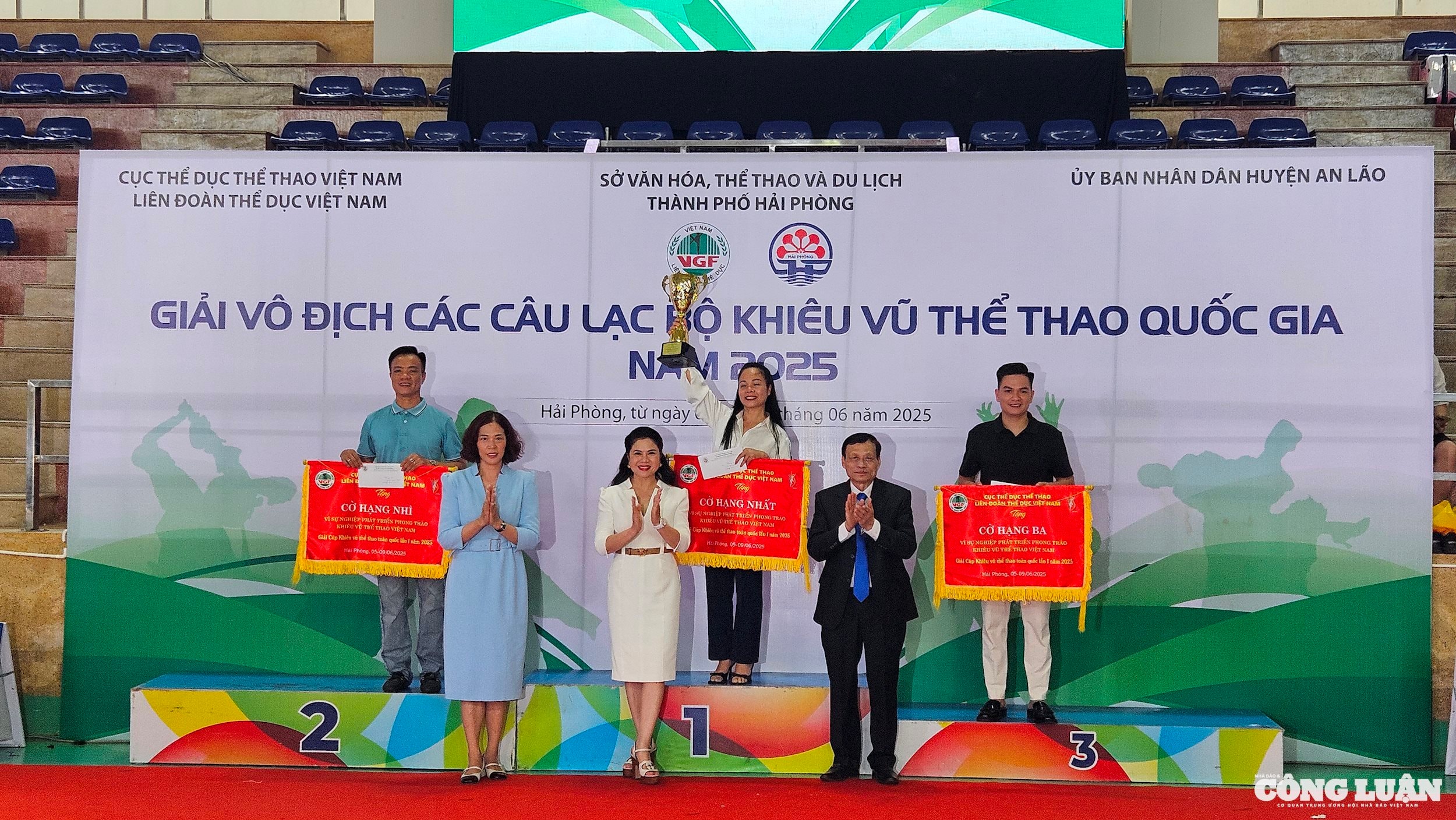 Ban tổ chức đã trao Cúp “Vì sự nghiệp phát triển phong trào Khiêu vũ Thể thao Việt Nam” dành cho đơn vị có số lượng vận động tham dự nhiều nhất tại