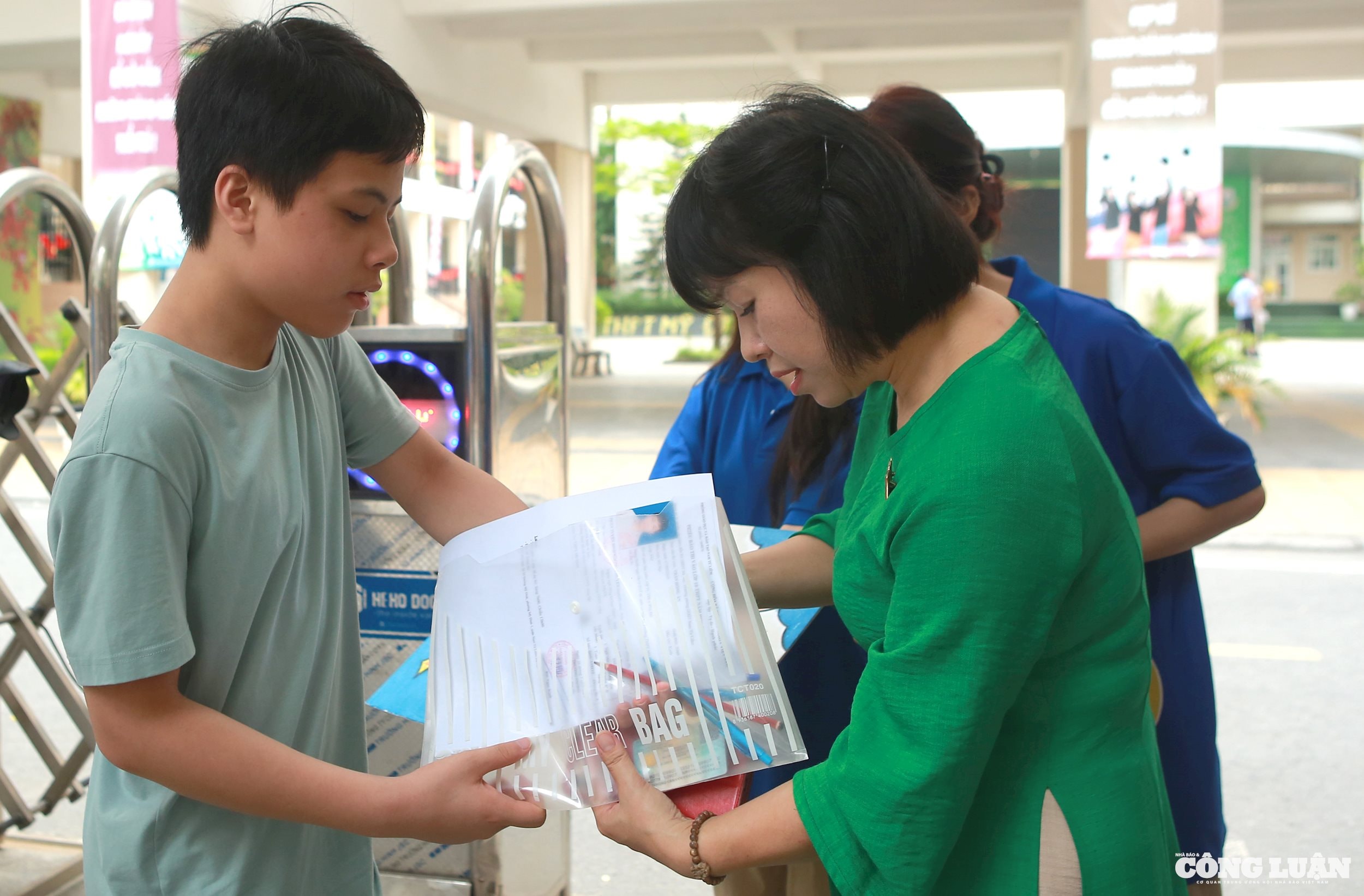 Ngay trước cổng điểm thi, đội tình nguyện cùng đoàn thanh niên sẽ hỗ trợ kiểm tra lại hồ sơ, giấy tờ.