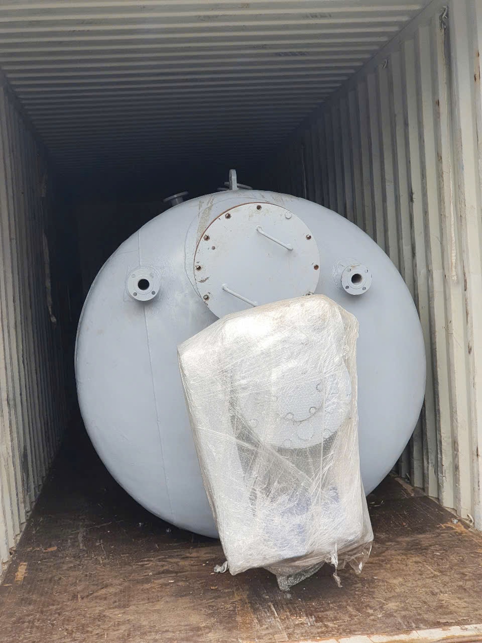 Bồn sắt chứa tang vật