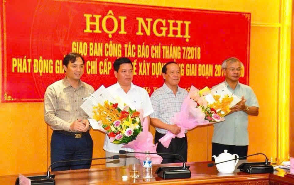 Đc Hoàng Trung Dũng ... và Trần Nam Hồng tặng hoa chúc mừng đc NKH nhán dịp nhận Giải C về sáng tác, quảng bá các tác phẩm văn học- nghệ thuật, báo chí trong học tập & làm theo tư tưởng..