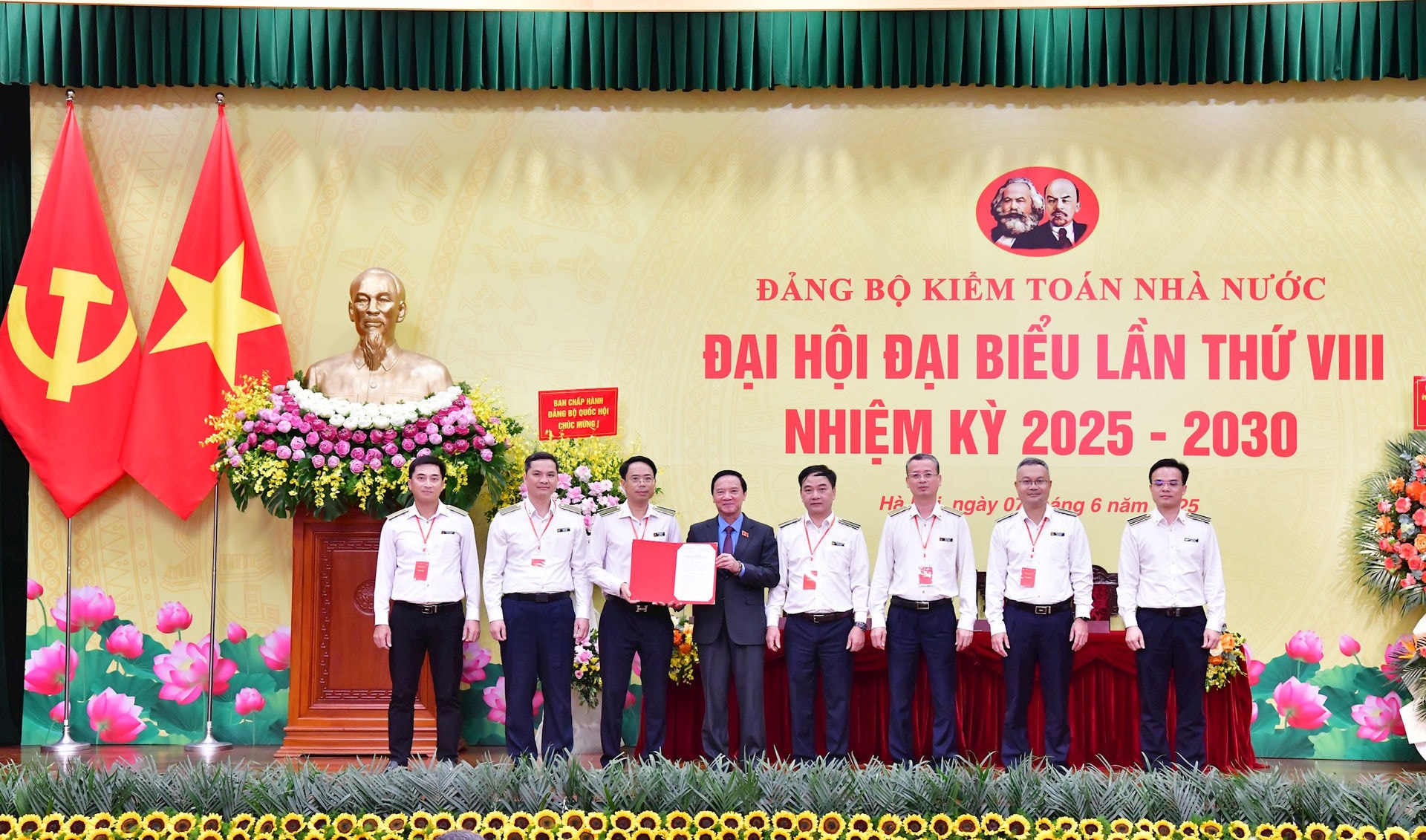 uy-vien-bch-trung-uong-dang-pho-chu-tich-quoc-hoi-nguyen-khac-dinh-trao-quyet-dinh-cho-uy-ban-kiem-tra-dang-uy-ktnn.jpg