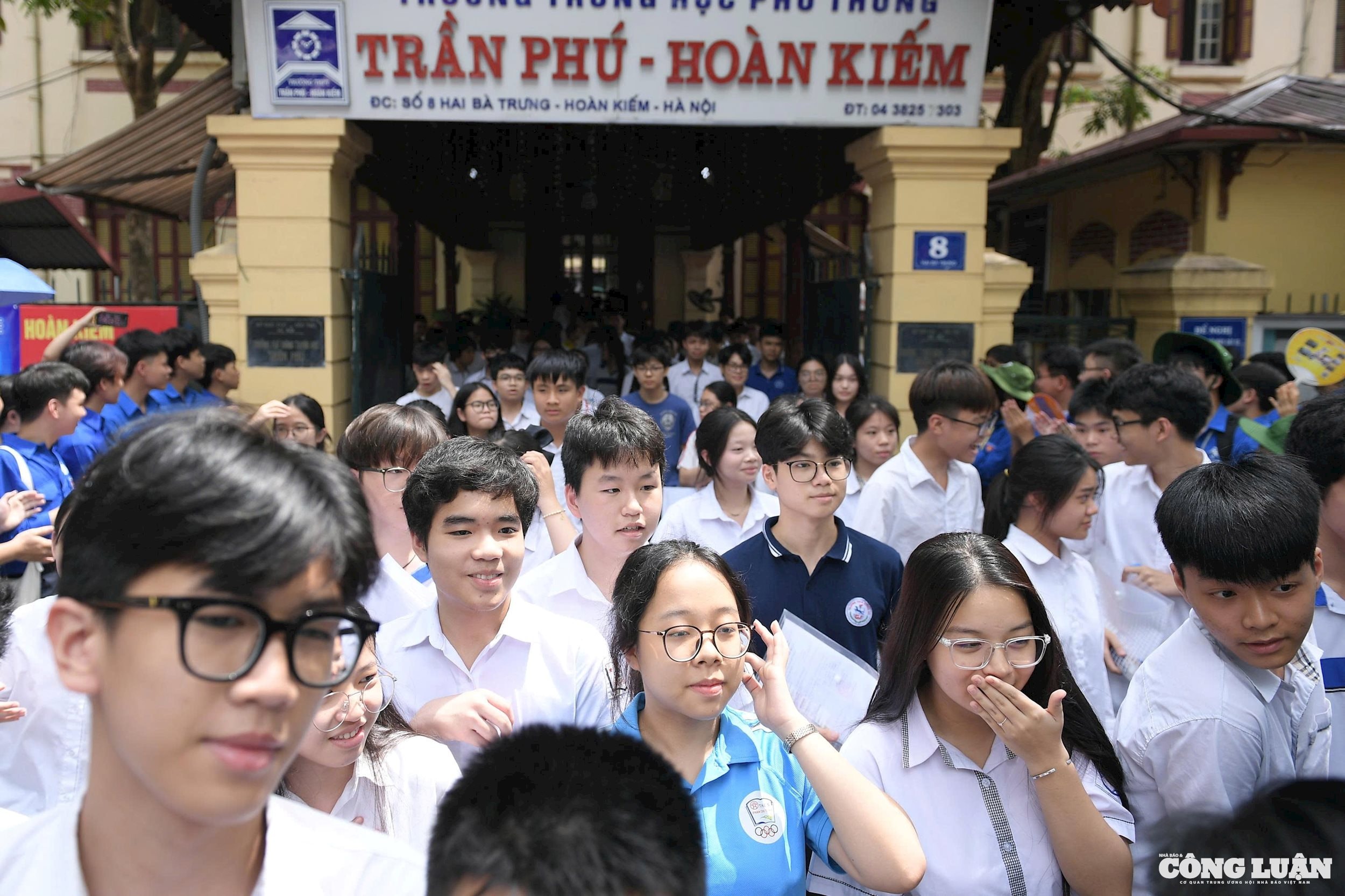 Nhiều em thí sinh cho biết, đề Ngữ văn năm nay hay và vừa sức. Đặc biệt, phần nghị luận xã hội rất gần gũi với đời sống học trò, giúp cho thí sinh dễ dàng bày tỏ suy nghĩ của mình và hầu hết đều tự tin đạt điểm cao ở môn này.