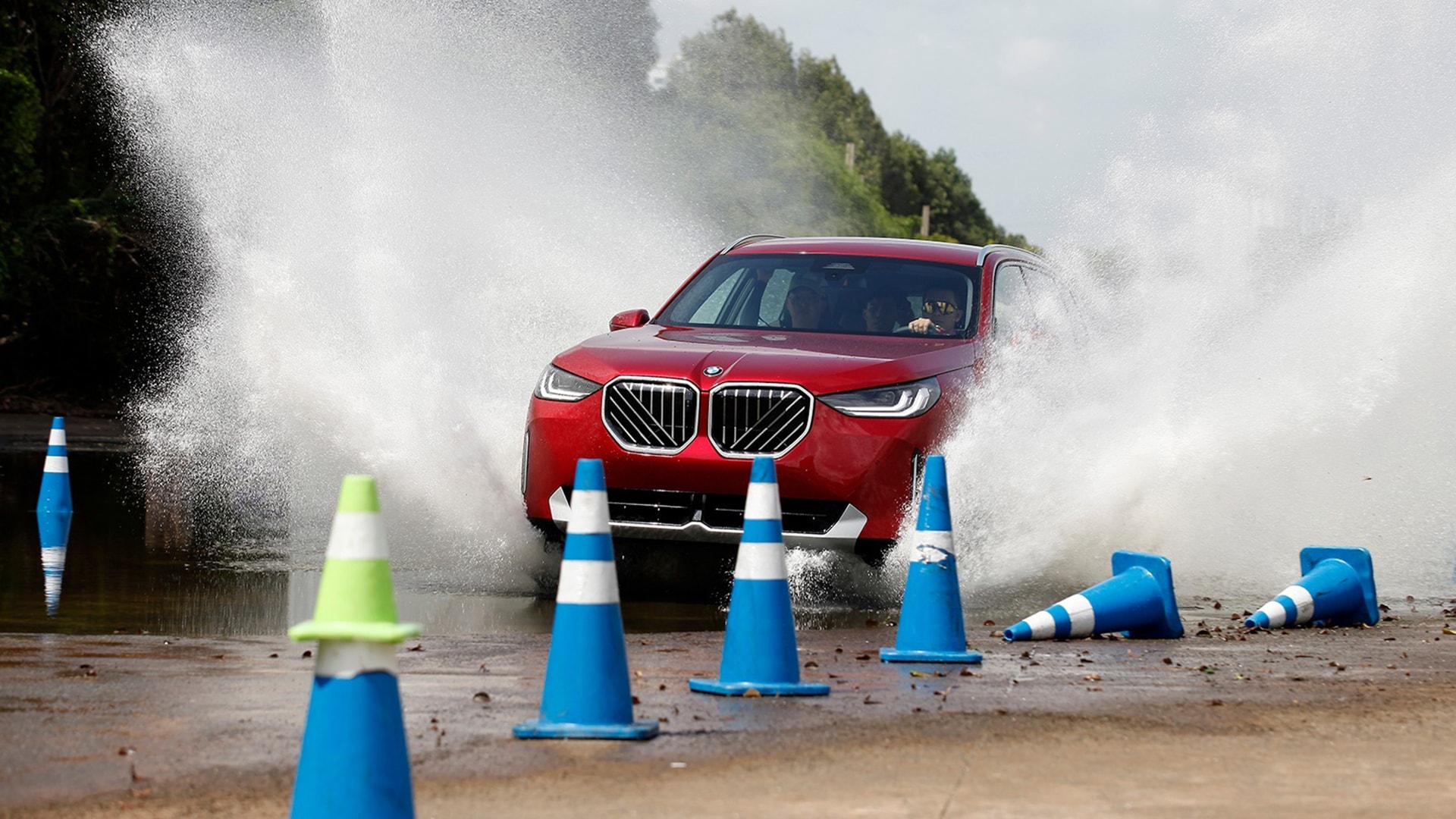 Giá bán lẻ của BMW X3 2025 thấp hơn đôi chút so với Mercedes-Benz GLC - Ảnh: Việt Hưng