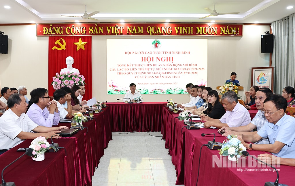 trao-bang-khen-1_1749451569152.jpg