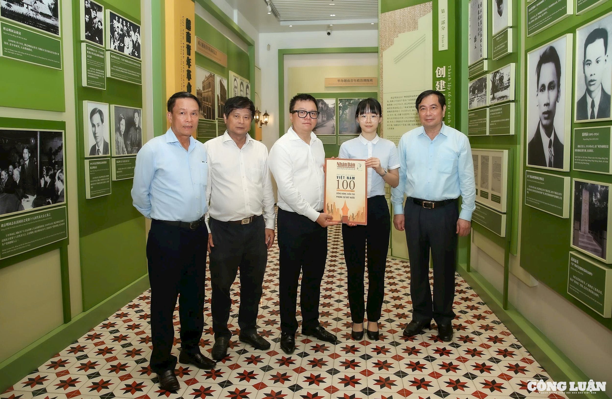 Tổng biên tập Báo Nhân dân cùng lãnh đạo tặng ban Quản lý ấn phẩm báo Nhân dân đặc biệt vừa được xuất bản chào mừng 100 năm ngày báo chí cách mạng Việt Nam.