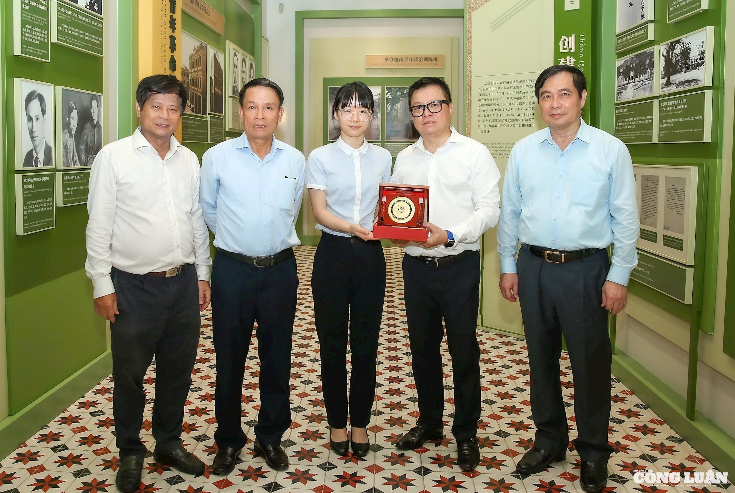 Tổng biên tập Báo Nhân dân cùng các lãnh đạo tặng ban Quản lý số báo Nhân dân đặc biệt 21.6 vừa được xuất bản chào mừng 100 năm ngày báo chí cách mạng Việt Nam.