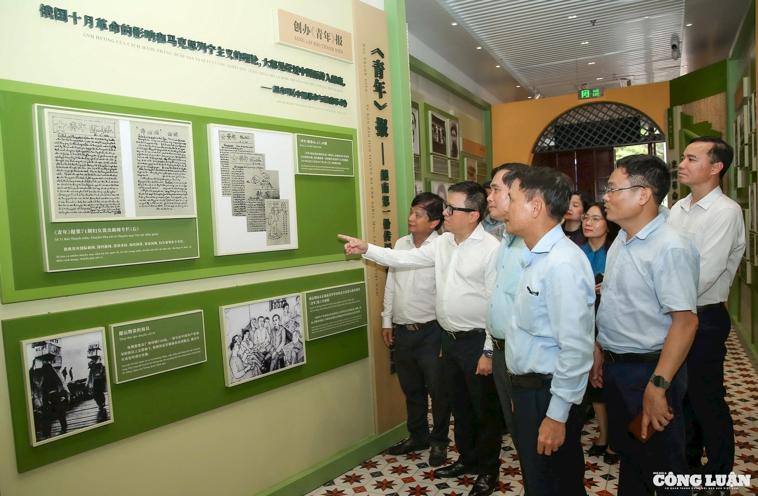 Ông Lê Quốc Minh và các đại biểu thăm trụ sở Hội Việt Nam cách mạng Thanh niên và nơi Chủ tịch Hồ Chí Minh xuất bản tờ báo Thanh Niên năm 1925 (Quảng Châu, Trung Quốc).